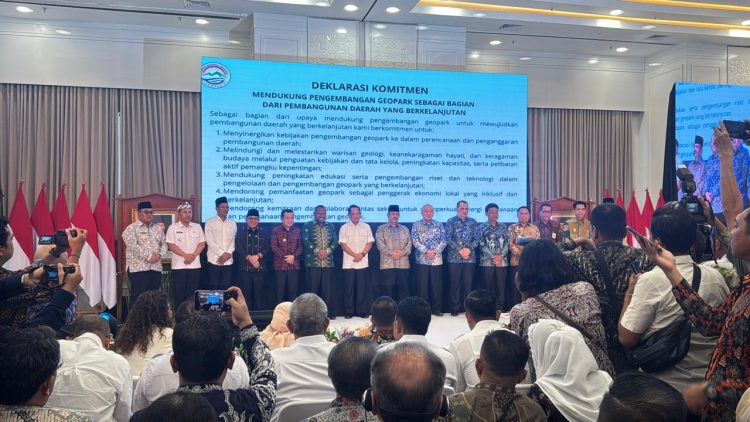 Para kepala daerah bersama Menteri PPN/Kepala Bappenas Rachmat Pambudy saat membacakan Deklarasi Komitmen Pengembangan Geopark pada Indonesia’s Geopark Leader Forum di Jakarta, Rabu (3/12/2025). (Dok. Erit - Kominfo)