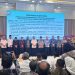 Para kepala daerah bersama Menteri PPN/Kepala Bappenas Rachmat Pambudy saat membacakan Deklarasi Komitmen Pengembangan Geopark pada Indonesia’s Geopark Leader Forum di Jakarta, Rabu (3/12/2025). (Dok. Erit - Kominfo)