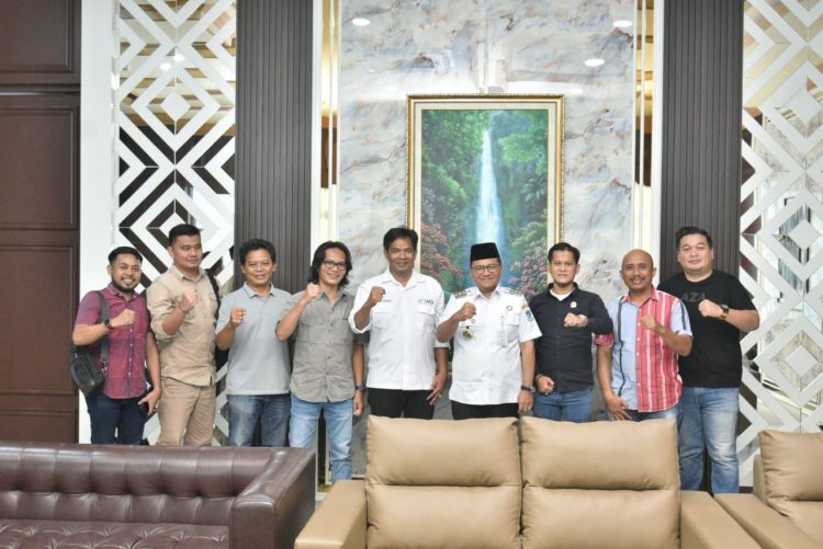 Wali Kota Jambi Dr. dr. H. Maulana, M.K.M menerima audiensi pengurus Serikat Media Siber Indonesia (SMSI) Provinsi Jambi di ruang kerjanya, Rabu (3/12/2025) (Dok. SMSI)