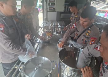 Personel Satbrimob Polda Jambi menyiapkan makanan di mobil dapur lapangan sebelum didistribusikan kepada korban bencana longsor di Kabupaten Agam, Sumatera Barat. (Dok. Humas)