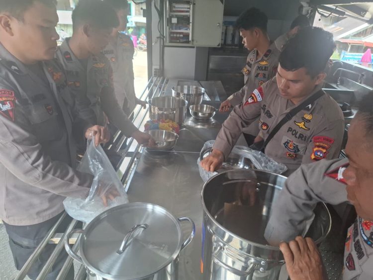 Personel Satbrimob Polda Jambi menyiapkan makanan di mobil dapur lapangan sebelum didistribusikan kepada korban bencana longsor di Kabupaten Agam, Sumatera Barat. (Dok. Humas)