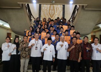 Gubernur Jambi Al Haris bersama pejabat Pemprov Jambi dan para penerima SK PPPK Paruh Waktu Badan Penghubung Jambi usai prosesi penyerahan SK di Jakarta, Rabu (3/12/2025). (Dok.Erit- Kominfo)