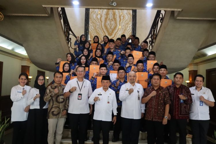 Gubernur Jambi Al Haris bersama pejabat Pemprov Jambi dan para penerima SK PPPK Paruh Waktu Badan Penghubung Jambi usai prosesi penyerahan SK di Jakarta, Rabu (3/12/2025). (Dok.Erit- Kominfo)