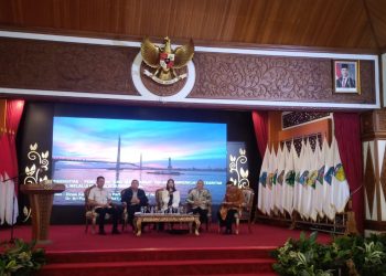 Para narasumber dan pejabat Pemerintah Provinsi Jambi menghadiri Rapat Koordinasi Forum Pembauran Kebangsaan (FPK) di Auditorium Rumah Dinas Gubernur Jambi, Rabu (3/12/2025). (Dok. Daus)