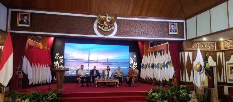 Para narasumber dan pejabat Pemerintah Provinsi Jambi menghadiri Rapat Koordinasi Forum Pembauran Kebangsaan (FPK) di Auditorium Rumah Dinas Gubernur Jambi, Rabu (3/12/2025). (Dok. Daus)