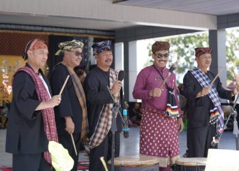 Bupati Kerinci Monadi bersama pejabat dan tokoh adat menghadiri pembukaan Festival Budaya Kerinci 2025 di Dermaga Danau Kerinci, Rabu (3/12/2025). (Dok. Deko)