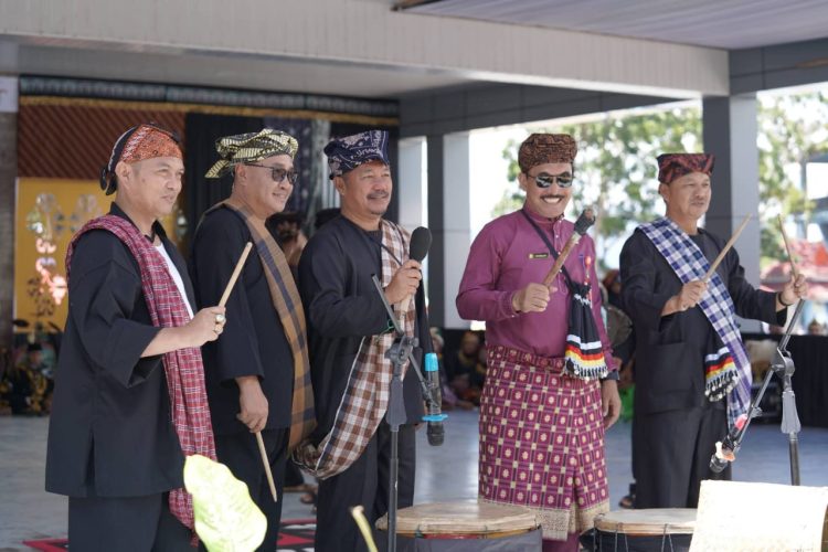 Bupati Kerinci Monadi bersama pejabat dan tokoh adat menghadiri pembukaan Festival Budaya Kerinci 2025 di Dermaga Danau Kerinci, Rabu (3/12/2025). (Dok. Deko)