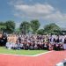 Para penerima santunan anak yatim berfoto bersama jajaran Dinas PUPR Provinsi Jambi dan Ketua TP-PKK Provinsi Jambi usai upacara peringatan Hari Bakti Pekerjaan Umum (PU) ke-80 di halaman Kantor Dinas PUPR Provinsi Jambi, Rabu (3/12/2025). (Dok. Daus)