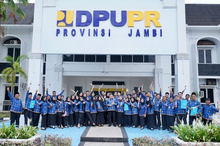 Kepala Dinas PUPR Provinsi Jambi, Muzakir, M.Si., M.M., berasama para ASN dan pegawai Dinas PUPR Provinsi Jambi berfoto bersama seusai mengikuti Upacara Peringatan HUT ke-54 KORPRI di Kantor Gubernur Jambi, Senin (1/12/2025). (Dok. Bayu - PU)
