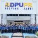 Kepala Dinas PUPR Provinsi Jambi, Muzakir, M.Si., M.M., berasama para ASN dan pegawai Dinas PUPR Provinsi Jambi berfoto bersama seusai mengikuti Upacara Peringatan HUT ke-54 KORPRI di Kantor Gubernur Jambi, Senin (1/12/2025). (Dok. Bayu - PU)