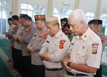 Personel Polresta Jambi melaksanakan salat gaib di Masjid Baiturrahman sebagai doa bersama untuk korban bencana di Aceh, Sumatera Utara, dan Sumatera Barat, Kamis (4/12/2025). (Dok, nahar)