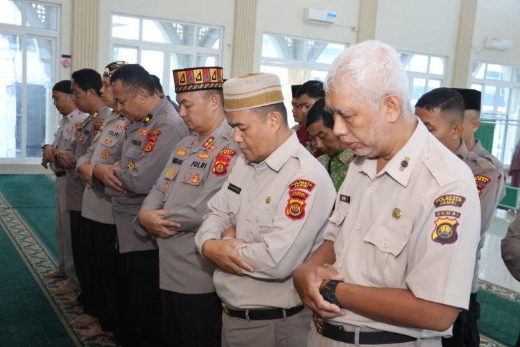 Personel Polresta Jambi melaksanakan salat gaib di Masjid Baiturrahman sebagai doa bersama untuk korban bencana di Aceh, Sumatera Utara, dan Sumatera Barat, Kamis (4/12/2025). (Dok, nahar)
