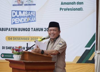 Gubernur Jambi Al Haris memberikan sambutan saat meresmikan SMK Negeri Titian Teras Bungo dan menyerahkan bantuan Dumisake Pendidikan di Kabupaten Bungo, Kamis (4/12/2025). (Dok, Erit - Kominfo)