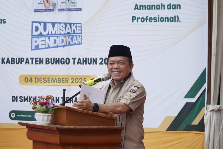 Gubernur Jambi Al Haris memberikan sambutan saat meresmikan SMK Negeri Titian Teras Bungo dan menyerahkan bantuan Dumisake Pendidikan di Kabupaten Bungo, Kamis (4/12/2025). (Dok, Erit - Kominfo)