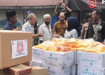 "Perwakilan Jasa Raharja Kanwil Aceh menyerahkan bantuan logistik kepada warga terdampak banjir di Kabupaten Pidie, Aceh, Selasa (2/12/2025), (Dok. Humas JR)