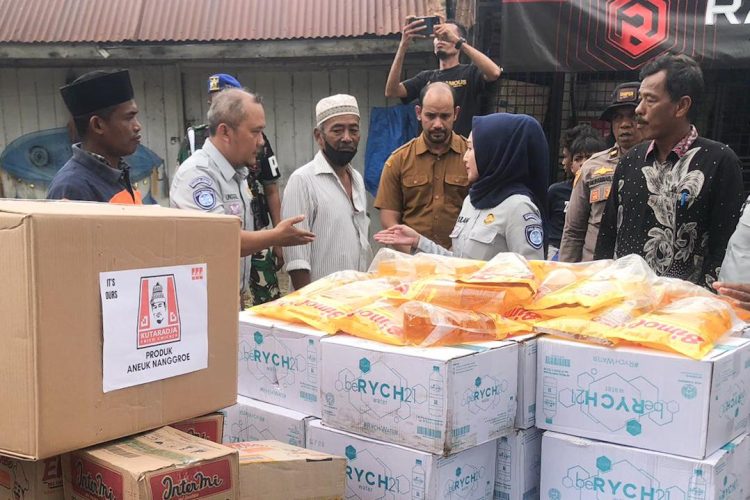 "Perwakilan Jasa Raharja Kanwil Aceh menyerahkan bantuan logistik kepada warga terdampak banjir di Kabupaten Pidie, Aceh, Selasa (2/12/2025), (Dok. Humas JR)