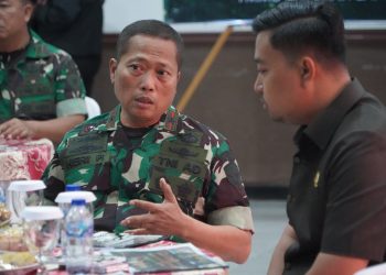 Danrem 042/Gapu Brigjen TNI Heri Purwanto berdiskusi dengan peserta rapat seusai mengikuti Rapurna TMMD ke-46 TA 2025 secara virtual di Makodim 0415/Jambi. . (Dok. Penrem 042/Gapu)