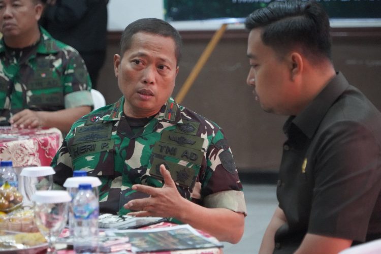 Danrem 042/Gapu Brigjen TNI Heri Purwanto berdiskusi dengan peserta rapat seusai mengikuti Rapurna TMMD ke-46 TA 2025 secara virtual di Makodim 0415/Jambi. . (Dok. Penrem 042/Gapu)