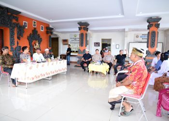 Kapolda Jambi Irjen Pol. Krisno H. Siregar saat bersilaturahmi dengan pengurus Parisada Hindu Dharma Indonesia (PHDI) Provinsi Jambi dan tokoh umat Hindu di Pura Giri Indra Lokha, Kamis (4/12/2025). (Dok. Nahar)