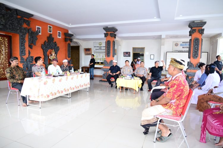 Kapolda Jambi Irjen Pol. Krisno H. Siregar saat bersilaturahmi dengan pengurus Parisada Hindu Dharma Indonesia (PHDI) Provinsi Jambi dan tokoh umat Hindu di Pura Giri Indra Lokha, Kamis (4/12/2025). (Dok. Nahar)