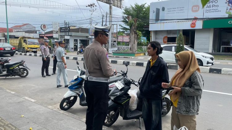 Petugas gabungan dari Jasa Raharja, Ditlantas Polda Jambi, dan instansi terkait saat melakukan pemeriksaan kendaraan dalam operasi penertiban di salah satu ruas jalan di Kota Jambi, Kamis (4/12/2025). (Dok. Humas JR)