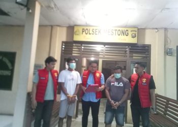 Kanit Reskrim Polsek Mestong, Ipda Riky Ricardo saatb mbewri keterangan di Mapolsek Mestong, Muaro Jambi. (Dok, Nahar)