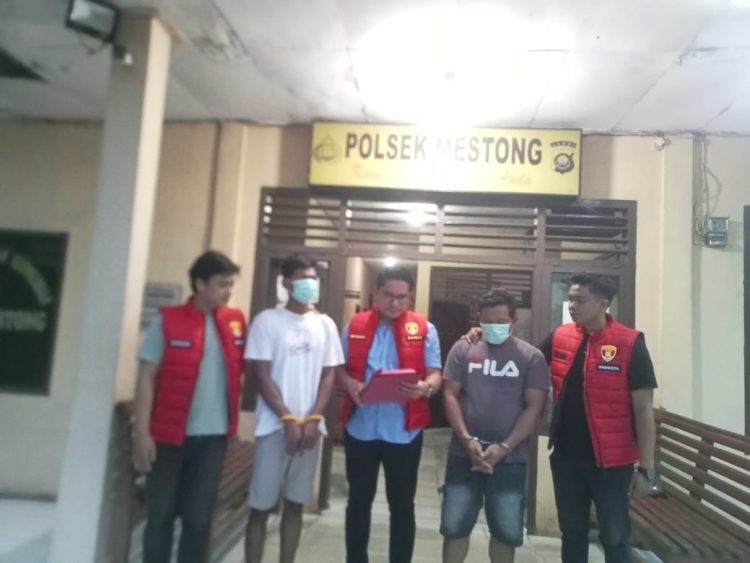 Kanit Reskrim Polsek Mestong, Ipda Riky Ricardo saatb mbewri keterangan di Mapolsek Mestong, Muaro Jambi. (Dok, Nahar)