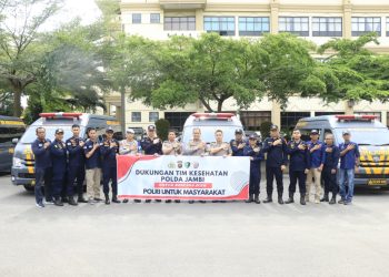 Wakapolda Jambi Brigjen Pol. M. Mustaqim bersama tim kesehatan Biddokkes Polda Jambi sebelum pemberangkatan untuk membantu penanganan korban bencana di Provinsi Aceh, Kamis (4/12/2025) .(Dok. Nahar)