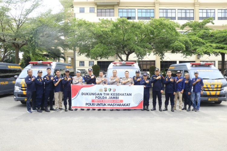 Wakapolda Jambi Brigjen Pol. M. Mustaqim bersama tim kesehatan Biddokkes Polda Jambi sebelum pemberangkatan untuk membantu penanganan korban bencana di Provinsi Aceh, Kamis (4/12/2025) .(Dok. Nahar)