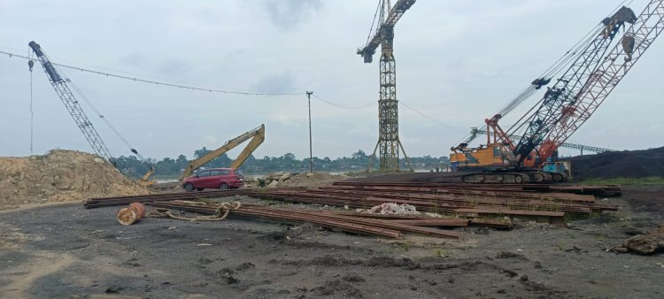 Alat berat dan tumpukan material industri terlihat beroperasi di sekitar kawasan yang diduga berada dekat zona penyangga Cagar Budaya Nasional Muarajambi, Kabupaten Muaro Jambi. (Dok. Daus)
