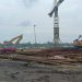 Alat berat dan tumpukan material industri terlihat beroperasi di sekitar kawasan yang diduga berada dekat zona penyangga Cagar Budaya Nasional Muarajambi, Kabupaten Muaro Jambi. (Dok. Daus)
