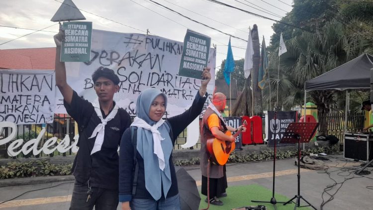 Panggung amal untuk korban bemcana Sumatra di Tugu Keris Siginjai, Kota Jambi pada Kamis sore, 4 Desember 2025. (Dok. Daus)