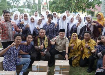 Gubernur Jambi Al Haris berfoto bersama para pelajar seusai menyerahkan 531 bantuan Dumisake Pendidikan di SMA Negeri 2 Rimbo Bujang, Kabupaten Tebo, Kamis (4/12/2025). (Dok, Erit - Kominfo)
