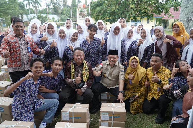 Gubernur Jambi Al Haris berfoto bersama para pelajar seusai menyerahkan 531 bantuan Dumisake Pendidikan di SMA Negeri 2 Rimbo Bujang, Kabupaten Tebo, Kamis (4/12/2025). (Dok, Erit - Kominfo)