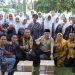 Gubernur Jambi Al Haris berfoto bersama para pelajar seusai menyerahkan 531 bantuan Dumisake Pendidikan di SMA Negeri 2 Rimbo Bujang, Kabupaten Tebo, Kamis (4/12/2025). (Dok, Erit - Kominfo)