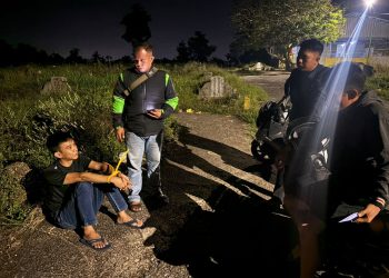 Petugas Polsek Jaluko mengamankan seorang pria yang diduga terlibat penipuan dan penggelapan dump truk di Muaro Jambi. Dari tiga pelaku, dua sudah ditangkap sementara satu lainnya masih buron. (Dok. Humas)
