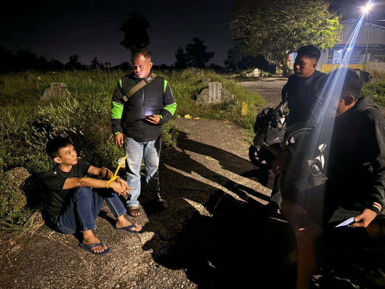 Petugas Polsek Jaluko mengamankan seorang pria yang diduga terlibat penipuan dan penggelapan dump truk di Muaro Jambi. Dari tiga pelaku, dua sudah ditangkap sementara satu lainnya masih buron. (Dok. Humas)