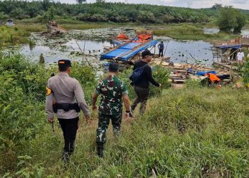 Tim gabungan Pemkab Merangin, TNI, dan Polri meninjau lokasi penertiban aktivitas PETI di kawasan Objek Wisata Dam Betuk, Rabu (3/12/2025). (Dok. Humas)