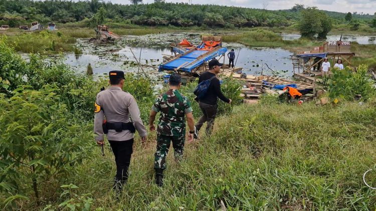 Tim gabungan Pemkab Merangin, TNI, dan Polri meninjau lokasi penertiban aktivitas PETI di kawasan Objek Wisata Dam Betuk, Rabu (3/12/2025). (Dok. Humas)