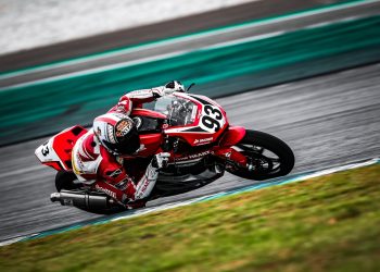 Pebalap Astra Honda Racing Team melaju cepat saat sesi balap, menjelang putaran final ARRC 2025 di Buriram, Thailand (Dok. Sisnen)