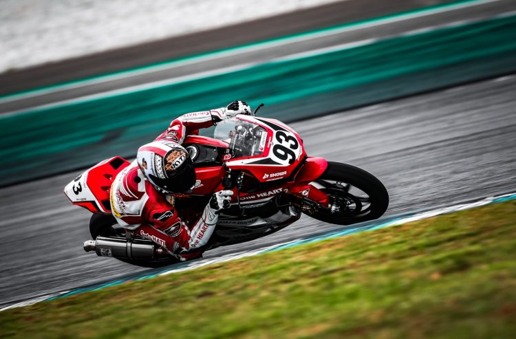 Pebalap Astra Honda Racing Team melaju cepat saat sesi balap, menjelang putaran final ARRC 2025 di Buriram, Thailand (Dok. Sisnen)