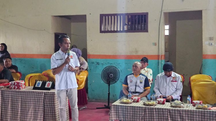 Ketua Harian KONI Provinsi Jambi, Hasan Mabruri, memberikan sambutan saat membuka Kejurprov Gulat Jambi 2025 yang berlangsung di Gedung Gulat Jambi, Jumat (5/12/2025). (Dok, Daus)