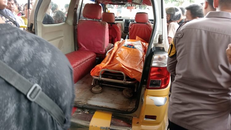 Petugas mengevakuasi jenazah korban pembunuhan di Simpang Rimbo ke dalam mobil ambulans sebelum dibawa ke rumah sakit untuk keperluan autopsi. (Dok. Humas)
