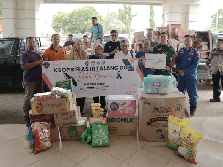 Perwakilan KSOP Kelas III Talang Duku, Pelindo Jambi, dan asosiasi maritim menyerahkan ratusan paket bantuan logistik kepada BPBD Provinsi Jambi untuk disalurkan kepada korban bencana di Sumut, Sumbar, dan Aceh, Jumat (5/12/2025). (Dok. Daus)