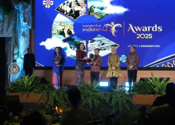 Gubernur Jambi Al Haris (ketiga kanan) menerima penghargaan Most Inspiring Tourism Leader 2025 dari Menteri Pariwisata dan Ekonomi Kreatif Widiyanti Putri Wardhana dalam ajang Wonderful Indonesia Award 2025 di Gedung Sapta Pesona, Jakarta, Jumat (5/12/2025). (Dok. Erit- Kominfo)