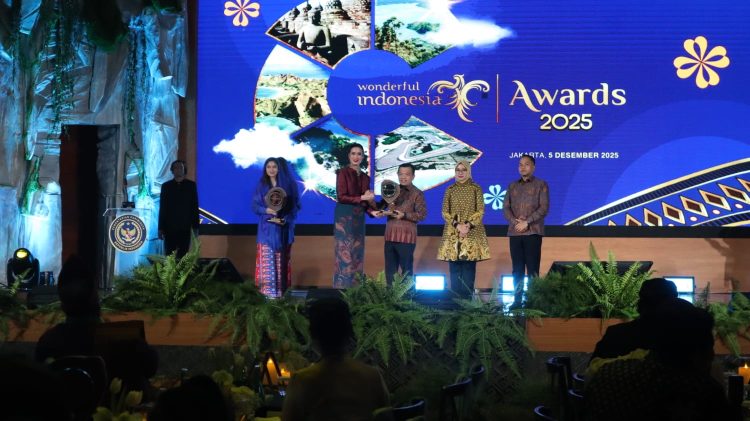 Gubernur Jambi Al Haris (ketiga kanan) menerima penghargaan Most Inspiring Tourism Leader 2025 dari Menteri Pariwisata dan Ekonomi Kreatif Widiyanti Putri Wardhana dalam ajang Wonderful Indonesia Award 2025 di Gedung Sapta Pesona, Jakarta, Jumat (5/12/2025). (Dok. Erit- Kominfo)