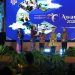 Gubernur Jambi Al Haris (ketiga kanan) menerima penghargaan Most Inspiring Tourism Leader 2025 dari Menteri Pariwisata dan Ekonomi Kreatif Widiyanti Putri Wardhana dalam ajang Wonderful Indonesia Award 2025 di Gedung Sapta Pesona, Jakarta, Jumat (5/12/2025). (Dok. Erit- Kominfo)