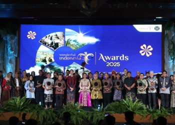 Gubernur Jambi Al Haris (tengah) menerima penghargaan Most Inspiring Tourism Leader dalam ajang Wonderful Indonesia Award 2025 yang digelar di Gedung Sapta Pesona, Jakarta, Jumat (5/12/2025) (Dok.Erit- Kominfo)