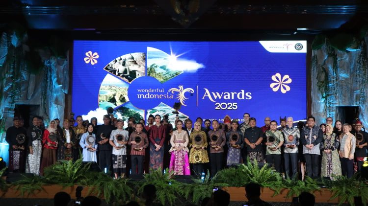Gubernur Jambi Al Haris (tengah) menerima penghargaan Most Inspiring Tourism Leader dalam ajang Wonderful Indonesia Award 2025 yang digelar di Gedung Sapta Pesona, Jakarta, Jumat (5/12/2025) (Dok.Erit- Kominfo)