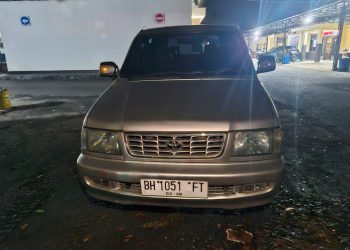 Barang bukti satu unit mobil Toyota Kijang LGX warna silver dengan pelat nomor BH 1051 FT diamankan Satreskrim Polres Tebo usai menangkap dua pelaku penipuan dan penggelapan mobil di Desa Air Gemuruh, Kabupaten Bungo, Jumat (5/12/2025). (Dok. Humas)